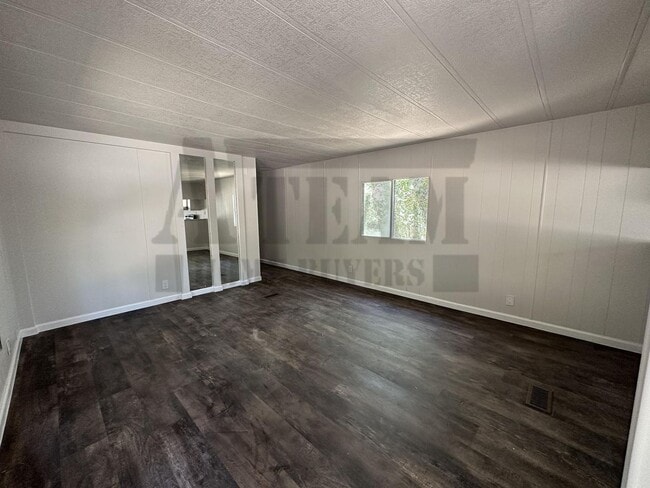 Building Photo - Cozy 2 Bedroom 1 Bathroom Home