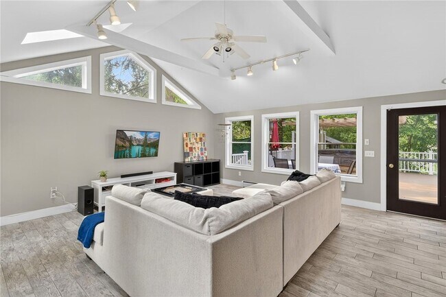 Building Photo - 204 Roat St