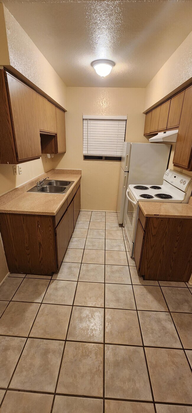 Building Photo - 2843 E 17th St