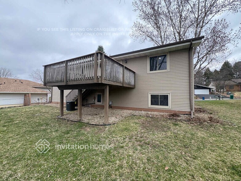 Building Photo - 7897 Kingsview Ln N