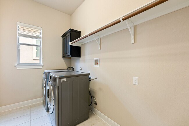 Building Photo - Luxurious 4 bedrooms 3 bathrooms home in L...