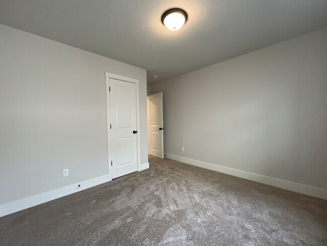 Building Photo - Modern 2025-Built 4 Bedroom Home with EV Charging, 5kW Solar, Open-Concept Living, Scenic Outdoor...