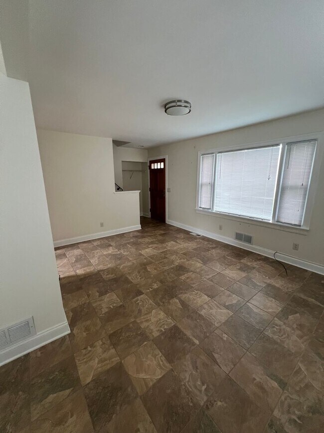 Building Photo - 3 Bed, 1.5 Bath Near U of R, Strong & Coll...