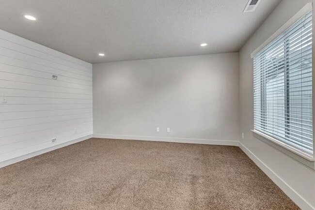 Building Photo - 423 S Spanish Trails Blvd