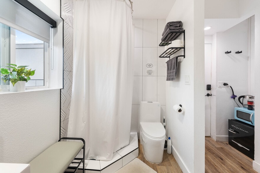 Detached Guest House Bath Room - 3541 Multiview Dr