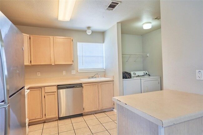 Building Photo - 2214 Katy Ln