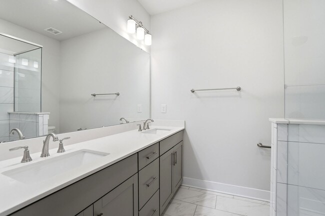 Building Photo - Modern Townhome in the Heart of Plaza Midw...