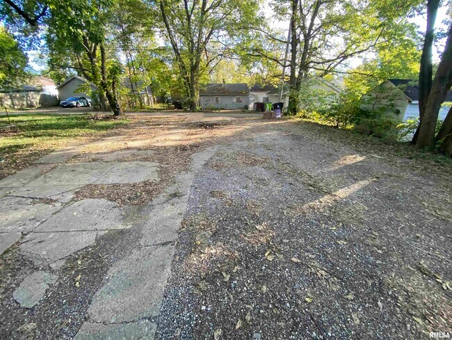 Building Photo - 816 W McClure Ave