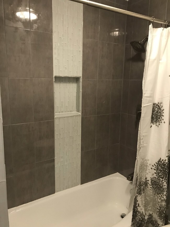 Building Photo - 748 Feura Bush Rd