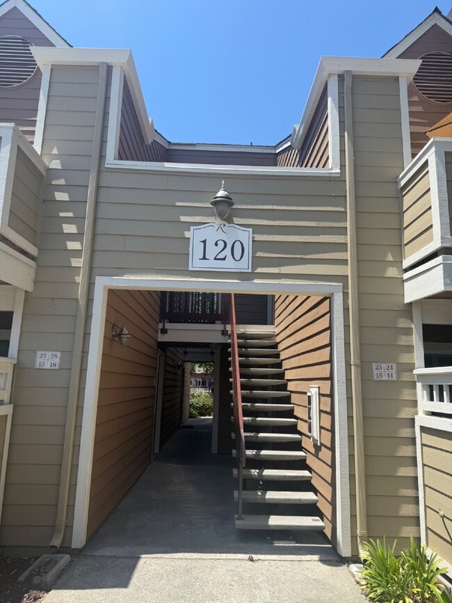 Building Photo - Beautiful 2 Bed, 1 Bathroom Lower-Level Co...