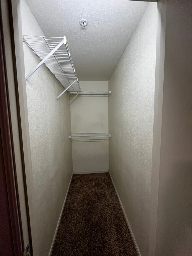 Walk-in closet - 521 Southwest Pky