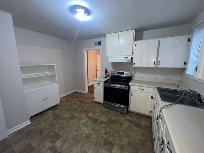 Building Photo - 4 bedroom  2 bathroom single family home