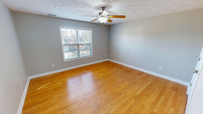 Building Photo - Open Floor Plan with Fenced Back Yard in L...