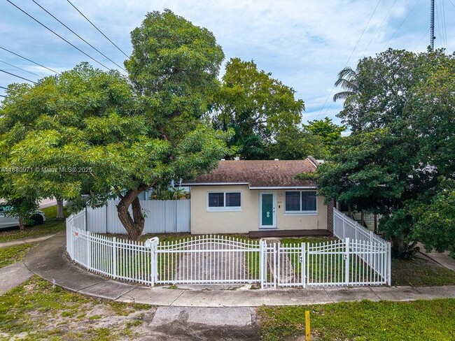 Building Photo - 5551 SW 37th St