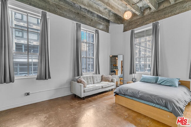 Building Photo - 312 W 5th St