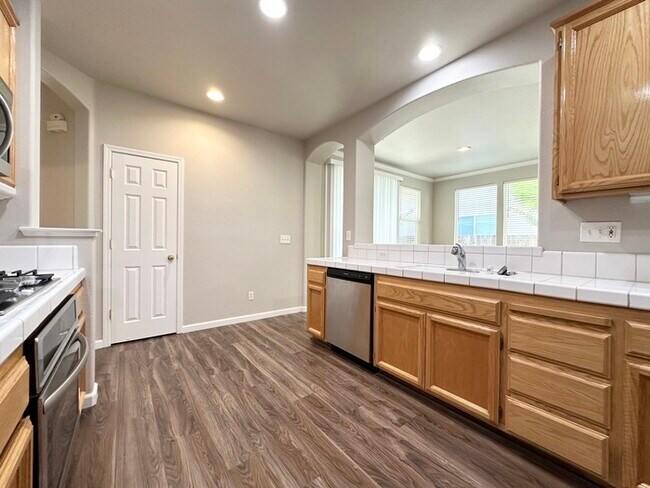 Building Photo - Rosevilles desirable Highland Reserve neighborhood