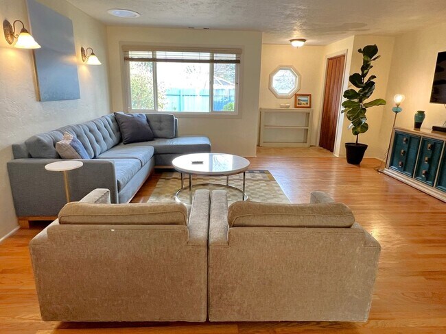 Building Photo - 307 Del Norte Ln