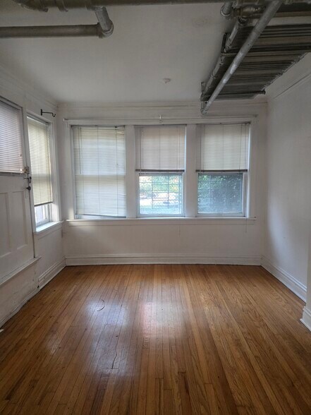 Building Photo - 858 N Hoyne Ave