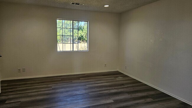 Building Photo - Cute farmhouse with lots of upgrades