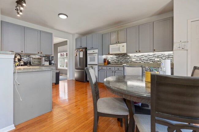 Building Photo - 9 Lake Plumleigh Ct