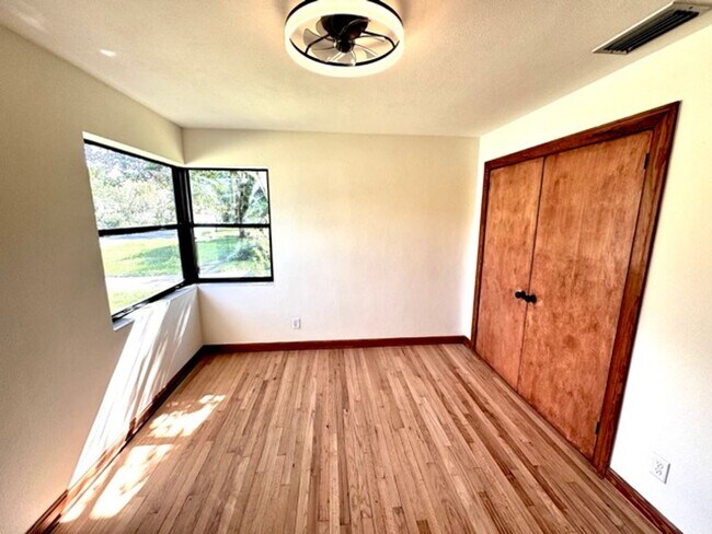 Building Photo - Immaculate, fully remodeled home in the hi...