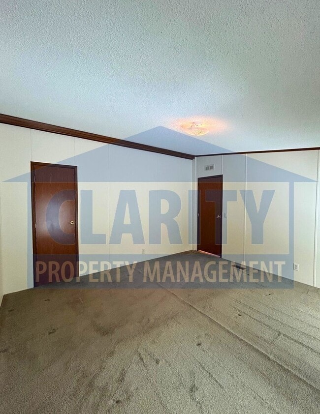 Building Photo - Three bedroom home w/ screened in porch!
