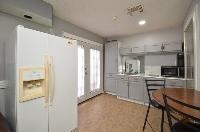 Building Photo - 13102 Richmond Ave.