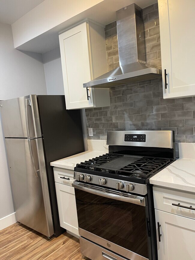 Building Photo - 1155 E 15th St