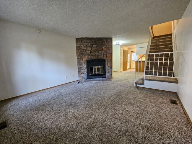 Building Photo - Spacious 2 Bed Townhome w/ Fenced Yard & N...