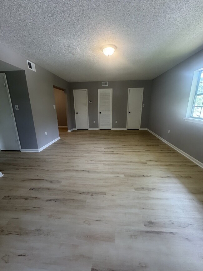 Building Photo - "Charming 1-Bedroom Townhouse Retreat in Hendersonville – Your Cozy Haven Awaits!"