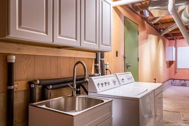 Building Photo - Vintage Vibe, Lake View, Corner Lot 3x2 with New Appliances