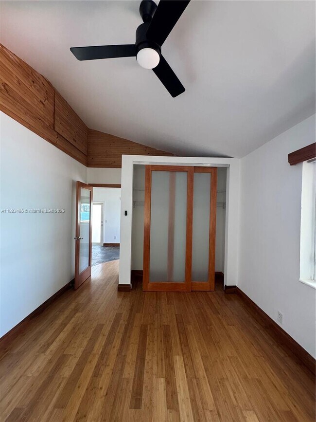 Building Photo - 2170 Bay Dr