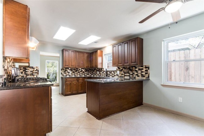 Building Photo - 5402 Sheraton Oaks Dr