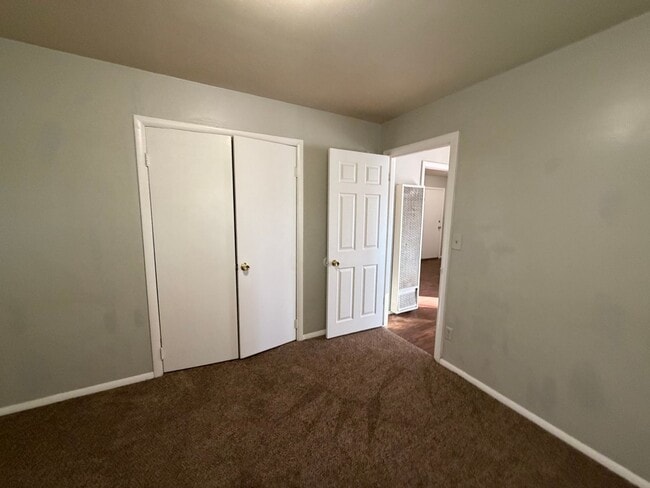 Building Photo - 1 bedroom 1 bath - downstairs