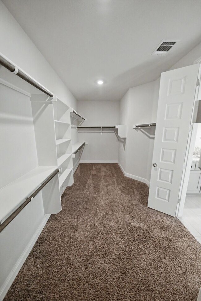 Building Photo - Stunning 4BR Home with 3-Car Garage in Turning Stone - Realtor Commission: $750