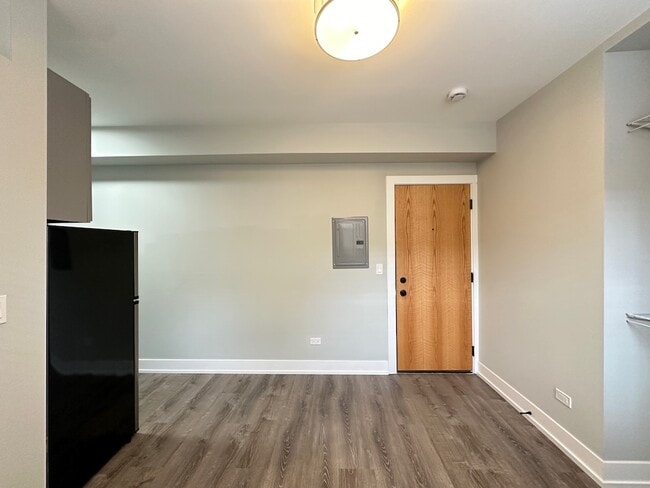Building Photo - 508 W Belmont Ave