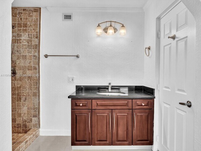 Building Photo - 4416 SW 35th Ave