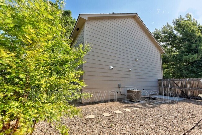 Building Photo - 1115 N Billen Ave