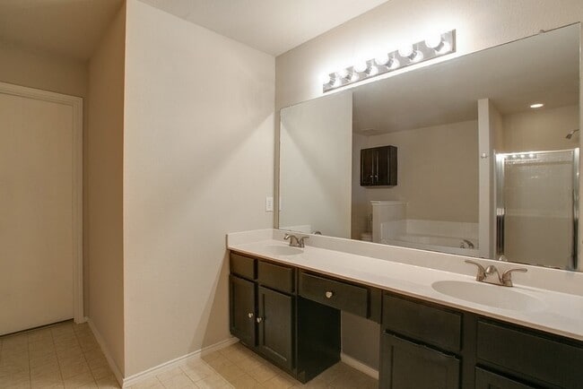 Building Photo - 3920 Malibu Sun Dr