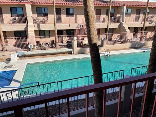 Building Photo - 1 bed, 1 bath upstairs unit for rent