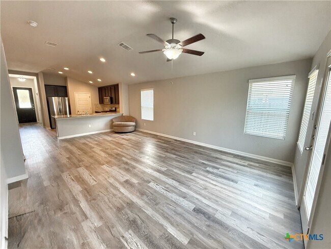 Building Photo - 8819 Straight Oaks