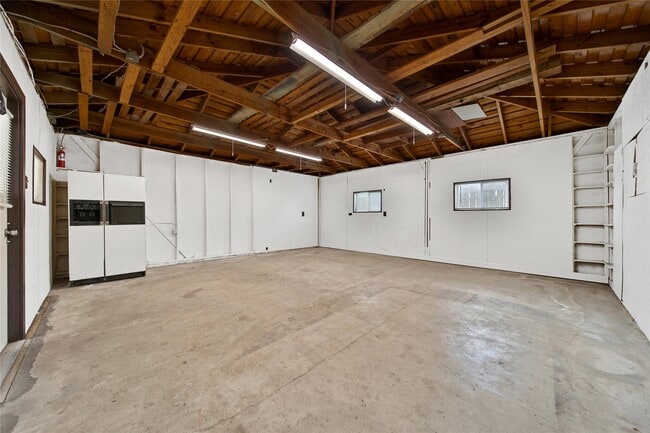 Building Photo - 9411 Roos Rd