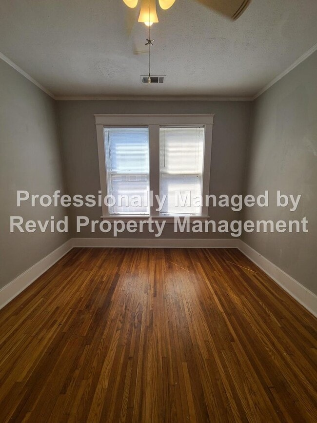 Building Photo - Large upstairs apartment in Midtown!