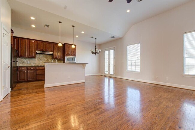 Building Photo - 10808 Almeda Park Dr