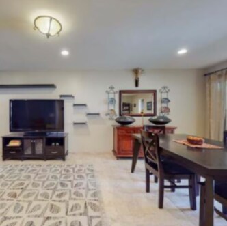 Building Photo - 5651 N Sumner Way