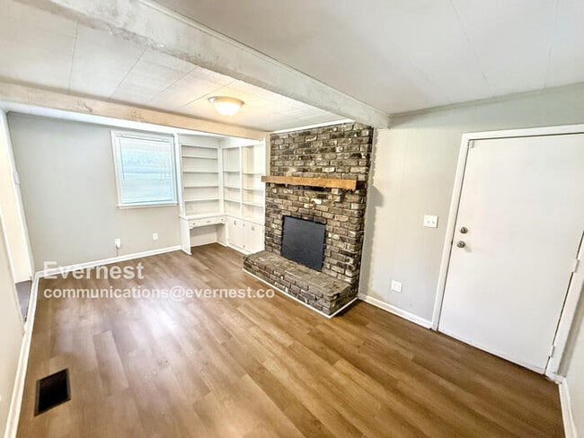 Building Photo - Spacious 3 Bed, 2 Bath Home with Fenced Yard and Detached Garage!