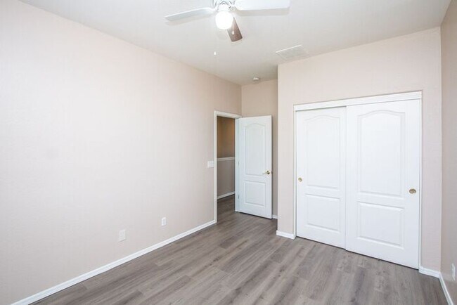 Building Photo - 5Bedroom/3Bath San Tan Vally Home!