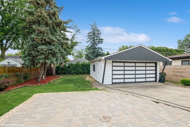 Building Photo - 1001 Oakton St