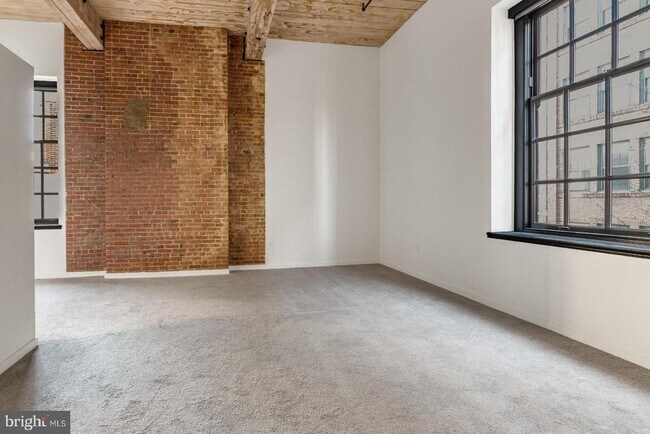 Building Photo - 303 Vine St