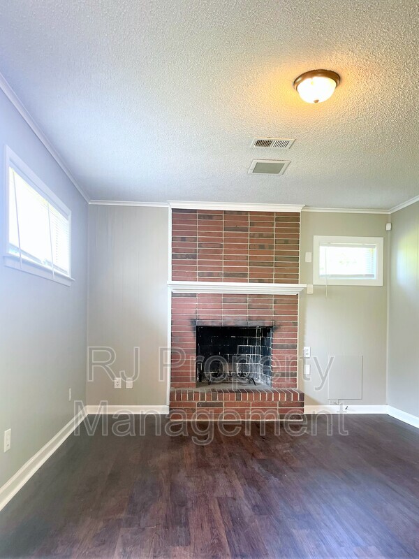 Building Photo - 3641 Bishops Bridge Rd